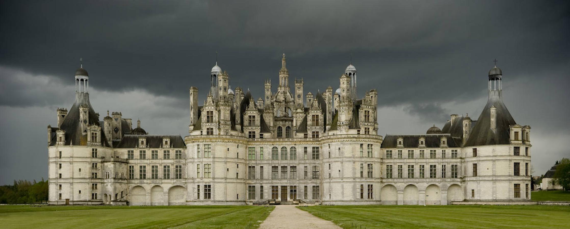 Castillo de Chambord (Francia). El edificio de estilo renacentista, presume de una escalera central de doble hélice que se retuerce hasta tres pisos y está iluminada desde arriba por un tragaluz.