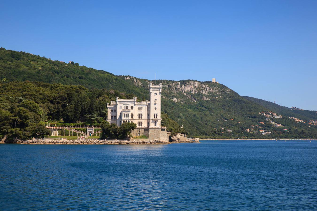 Castillo de Miramare (Italia). Conserva la mayor parte de su mobiliario y decoración originales. Rodeado por un parque botánico, con impresionantes vistas panorámicas gracias a su posición en un acantilado con vistas al Golfo de Trieste, el castillo es una combinación de estilos medieval, renacentista y gótico.