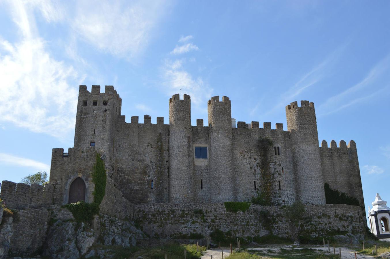 Castillo de Óbidos (Portugal). Es un ejemplo de una fortificación bien conservada, ya que ha escapado al destino de ser convertido en ruinas, y se ha transformado en uno de los hoteles pequeños más acogedor de Portugal. El pueblo que lo rodea, Óbidos, es conocido por sus paisajes y vegetación.