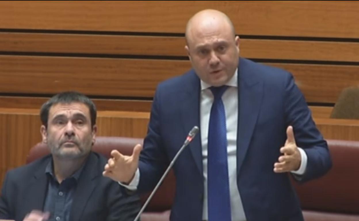 El procurador socialista Javier Campos en un pleno de las Cortes.