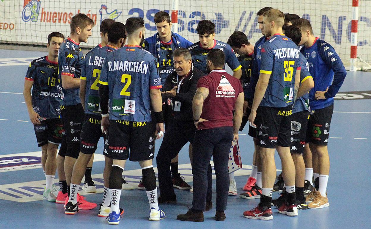 Los jugadores del Abanca Ademar, en un partido.