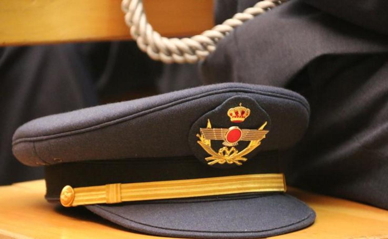 Una gorra con el escudo de la ABA, durante un acto en la academia. 