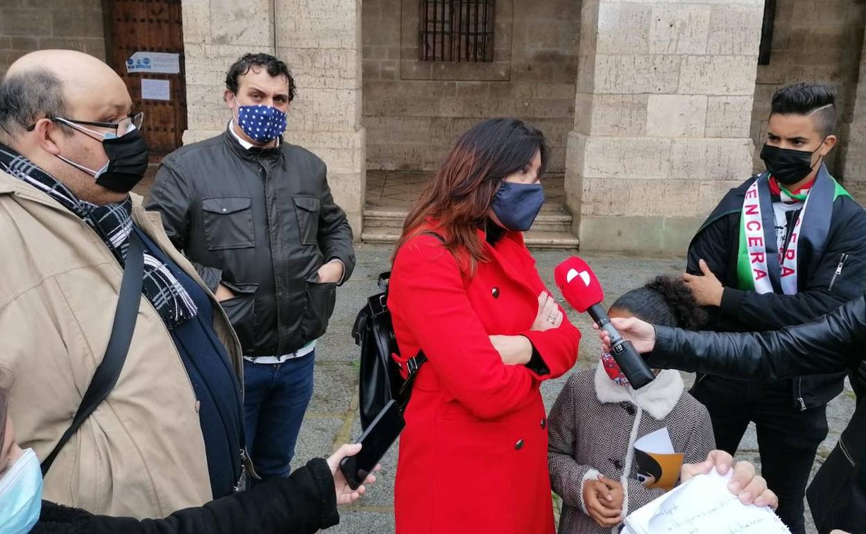 Ana Sánchez atiende a los medios de comunicación. 