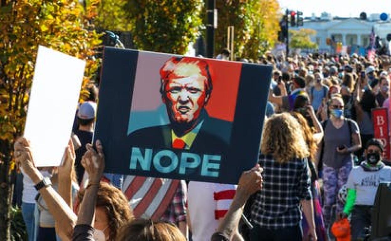 Las primeras vacunas y la derrota de Trump anuncian un 2021 más prometedor