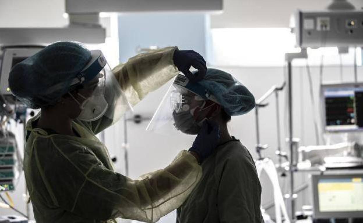 Los sanitarios anuncian movilaciones ante la complicada situación que se les avecina en el decreto.