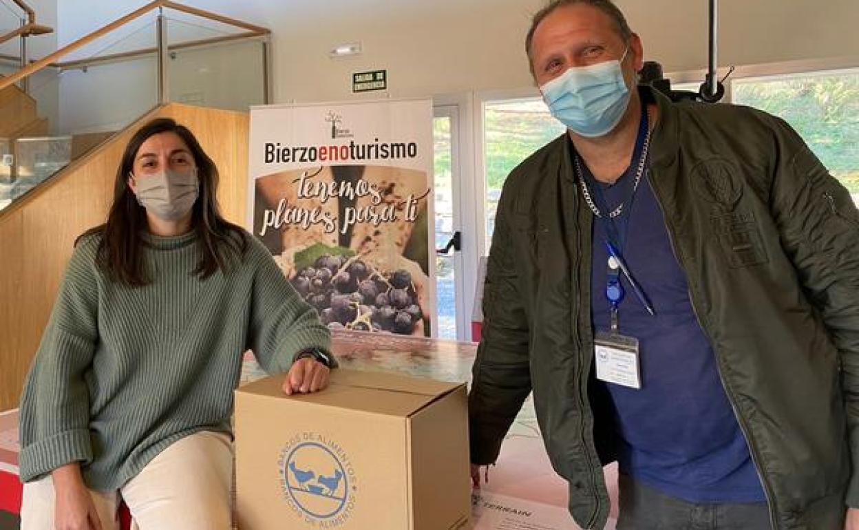 La presidenta de Bierzo Enoturismo, Olga Verde, junto al jefe de almacén del Banco de Alimentos del Sil, Javier Barroso.