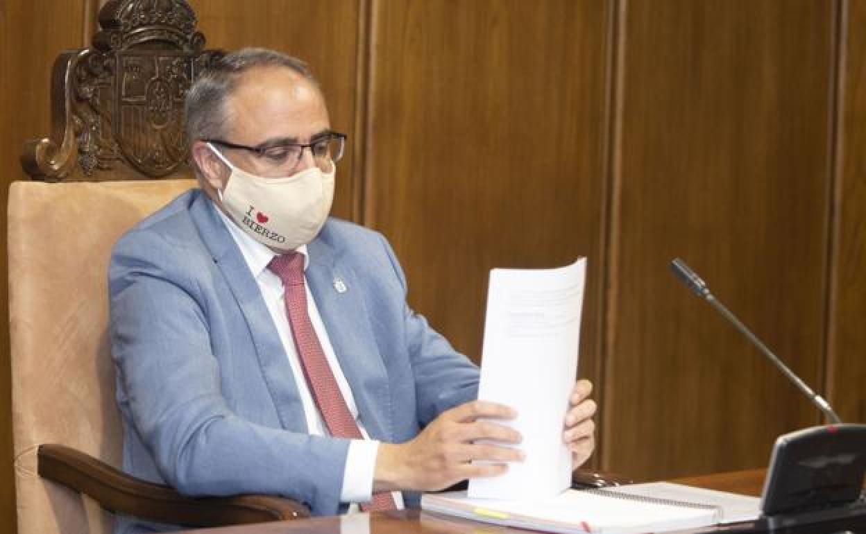 Olegario Ramón, alcalde de Ponferrada, durante una sesión en el Ayuntamiento.