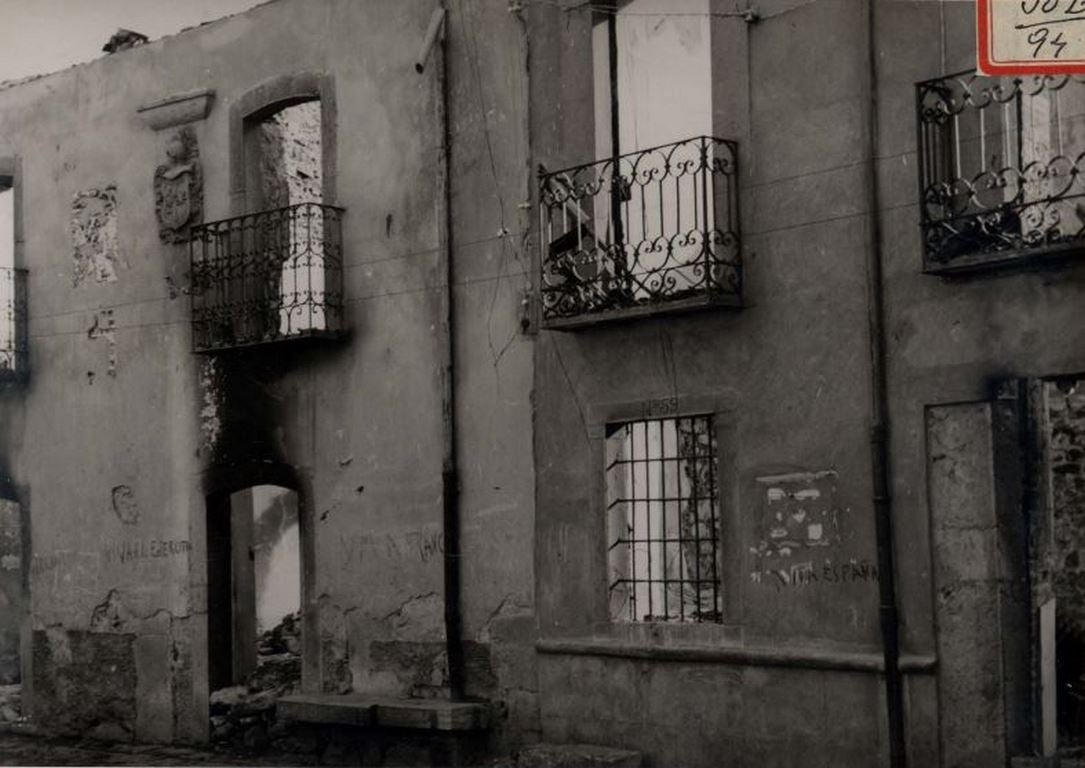 La Biblioteca Nacional publica las imágenes de los efectos causados por los incendios y bombardeos en la zona norte de León, Pola de Gordón, Santa Lucía y La Vid, durante la Guerra Civil 