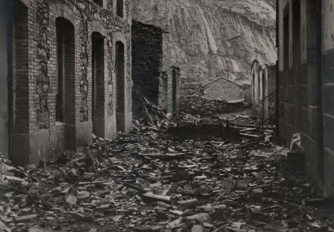 La Biblioteca Nacional publica las imágenes de los efectos causados por los incendios y bombardeos en la zona norte de León, Pola de Gordón, Santa Lucía y La Vid, durante la Guerra Civil 