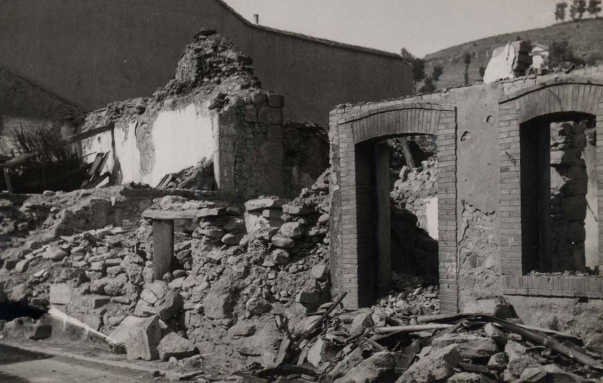 La Biblioteca Nacional publica las imágenes de los efectos causados por los incendios y bombardeos en la zona norte de León, Pola de Gordón, Santa Lucía y La Vid, durante la Guerra Civil 