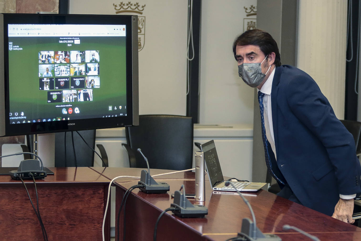 El consejero de Fomento y Medio Ambiente, Juan Carlos Suárez-Quiñones, mantiene por videoconferencia la reunión de coordinación de la campaña de Vialidad Invernal 2020-2021 con los delegados territorialesjnta