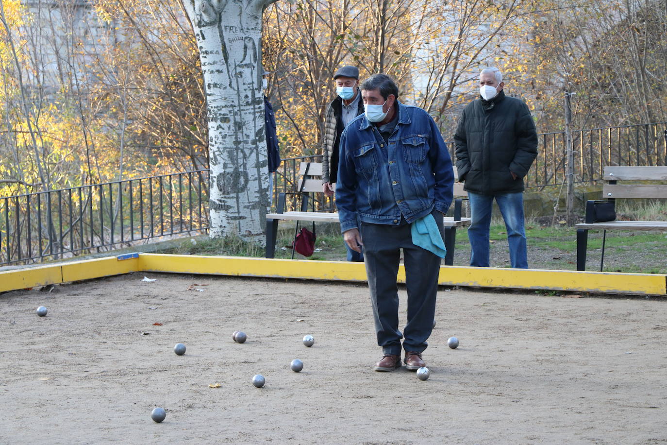 Sin poder jugar la partida ni a otros juegos populares como los bolos, este deporte tradicional se ha podido adaptar al coronavirus y cada tarde reúne a decenas de personas entre jugadores y espectadores en la bolera de San Marcos 