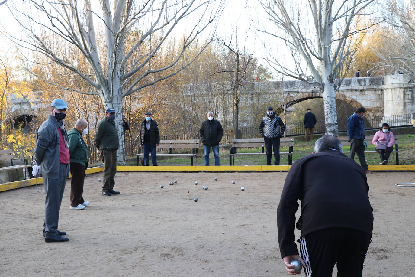 Sin poder jugar la partida ni a otros juegos populares como los bolos, este deporte tradicional se ha podido adaptar al coronavirus y cada tarde reúne a decenas de personas entre jugadores y espectadores en la bolera de San Marcos 