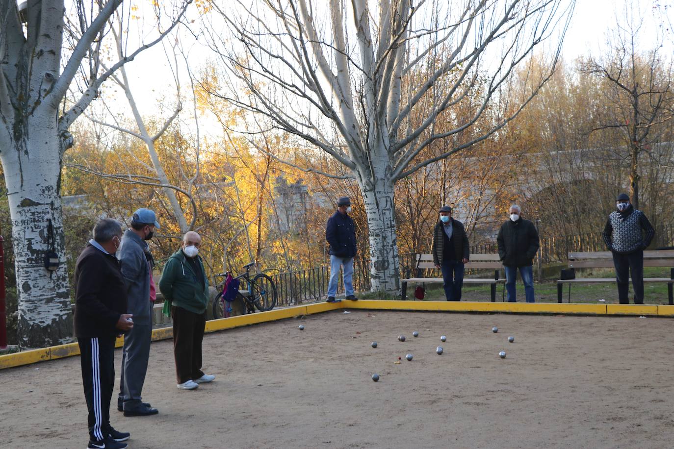 Sin poder jugar la partida ni a otros juegos populares como los bolos, este deporte tradicional se ha podido adaptar al coronavirus y cada tarde reúne a decenas de personas entre jugadores y espectadores en la bolera de San Marcos 