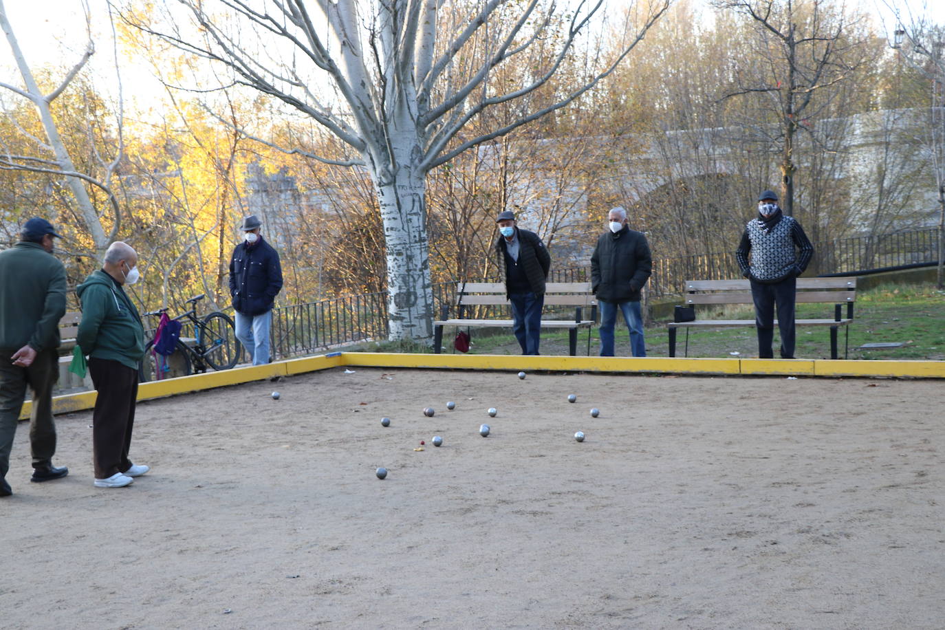 Sin poder jugar la partida ni a otros juegos populares como los bolos, este deporte tradicional se ha podido adaptar al coronavirus y cada tarde reúne a decenas de personas entre jugadores y espectadores en la bolera de San Marcos 