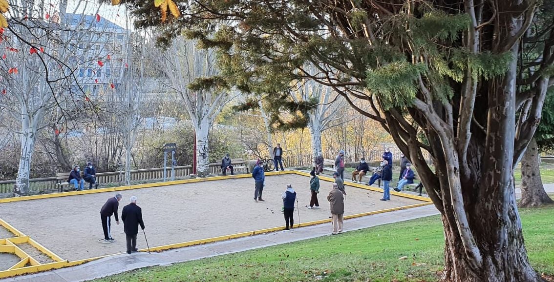 Sin poder jugar la partida ni a otros juegos populares como los bolos, este deporte tradicional se ha podido adaptar al coronavirus y cada tarde reúne a decenas de personas entre jugadores y espectadores en la bolera de San Marcos 