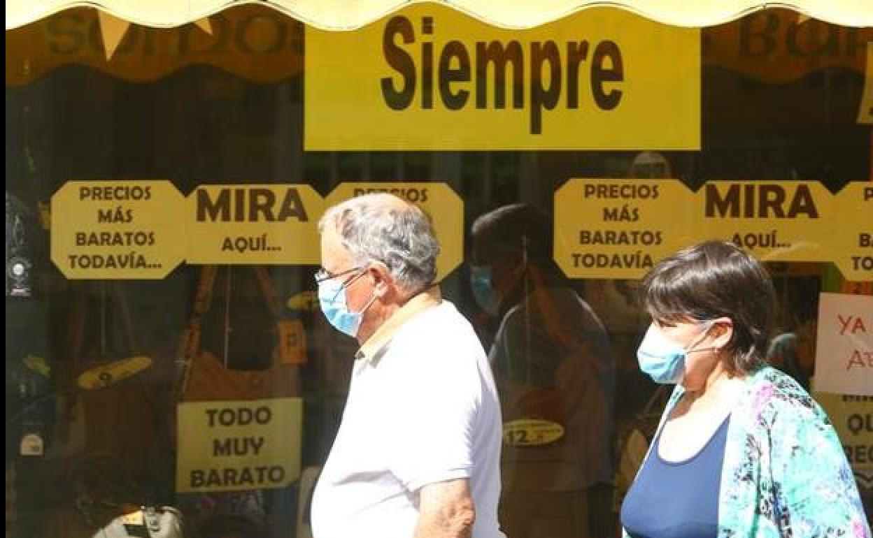 Dos ciudadanos con mascarilla en las calles de Ponferrada.