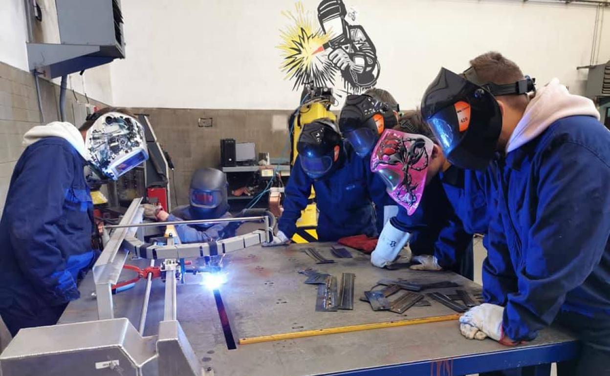 Alumnos de soldadura de la escuela de FP de La Robla.