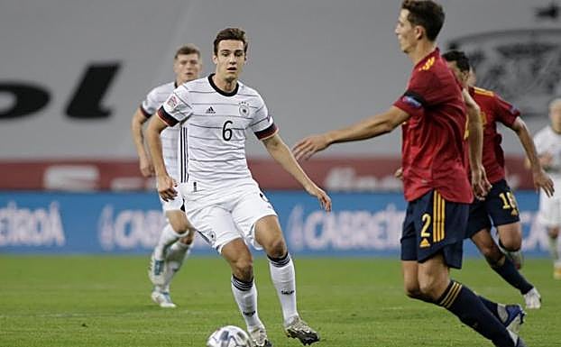 Pau Torres saca el balón jugado. 