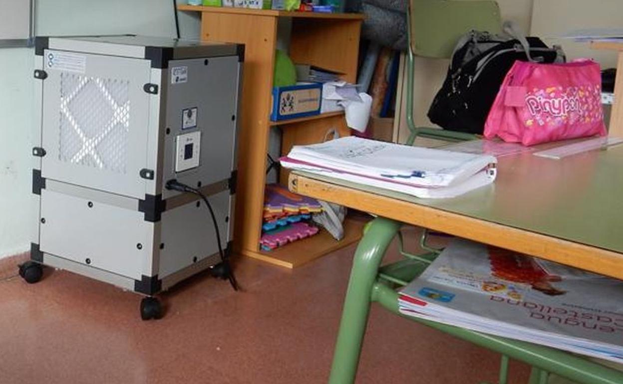 Uno de los purificadores de aire de última generación instalados en las aulas del municipio de Cuadros.