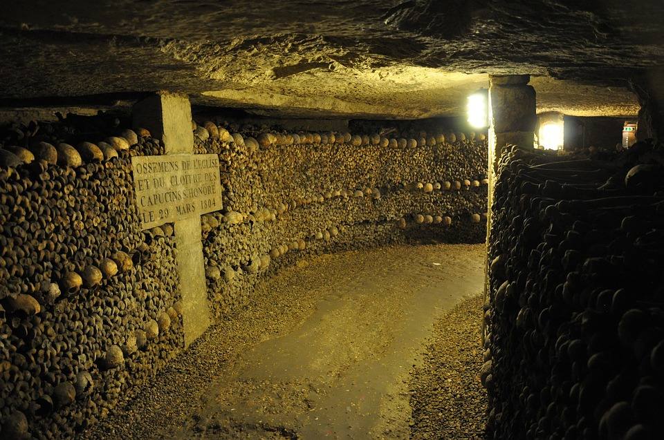 Se cree que en ellas hay unos seis millones de cadáveres del siglo XVIII, que se fueron apilando aquí por la falta de espacio en otros cementerios de la ciudad. 