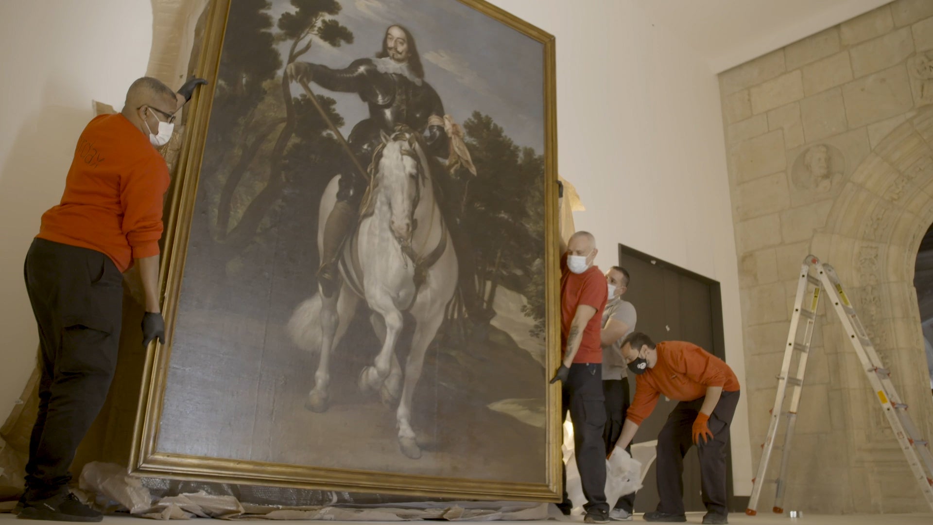 Las obras que estaban en el emblemático edificio antes de la reforma y que no se exhiban ahora en el Hostal de San Marcos quedan a disposición de las autoridades de León para cualquier exposición que deseen organizar, según explican desde Paradores