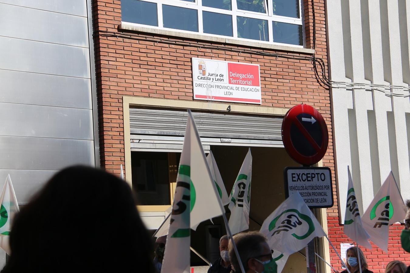 Concentración de docentes frente a la Delegación Provincial de Educación en León.