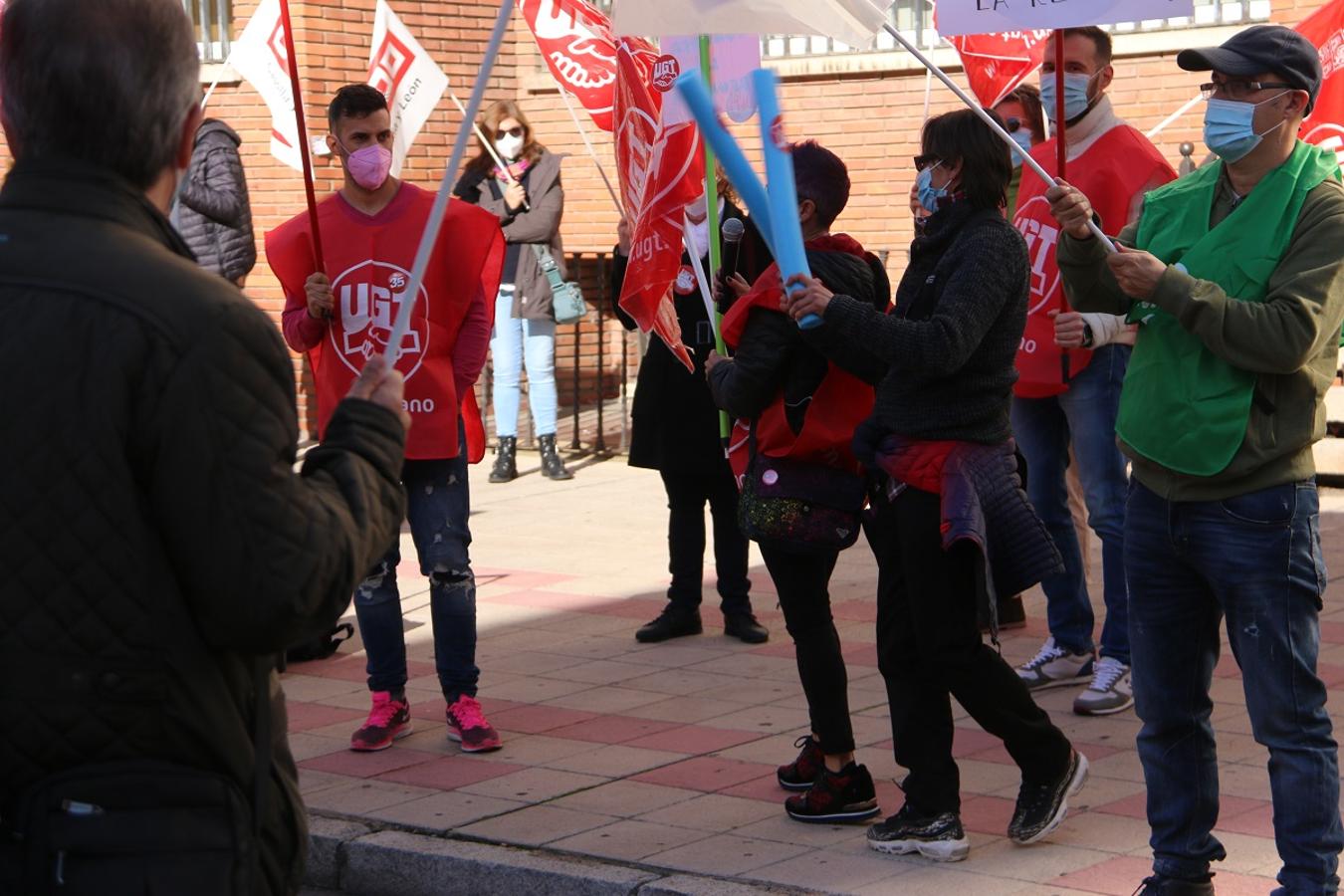Concentración de docentes frente a la Delegación Provincial de Educación en León.