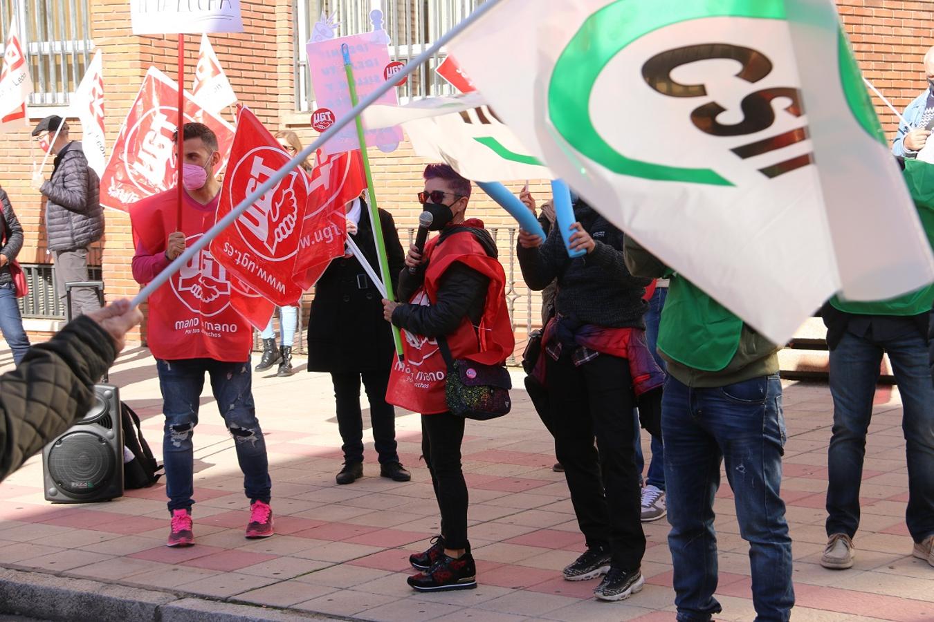 Concentración de docentes frente a la Delegación Provincial de Educación en León.