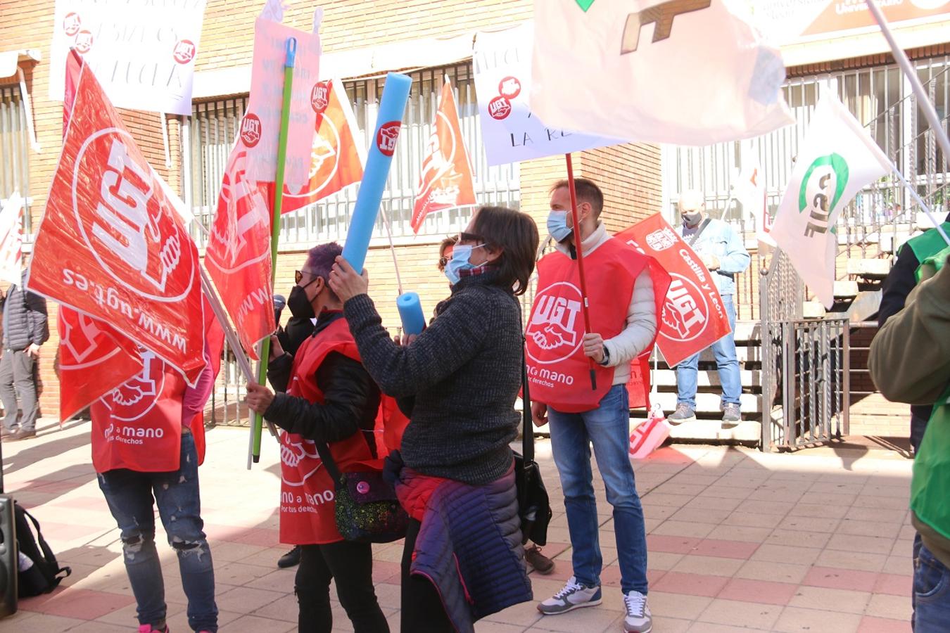 Concentración de docentes frente a la Delegación Provincial de Educación en León.