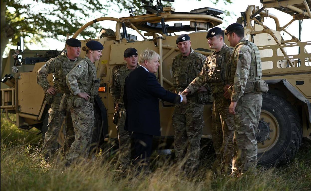 Johnson se reúne con personal militar en el área de entrenamiento de Salisbury, en el suroeste de Inglaterra.
