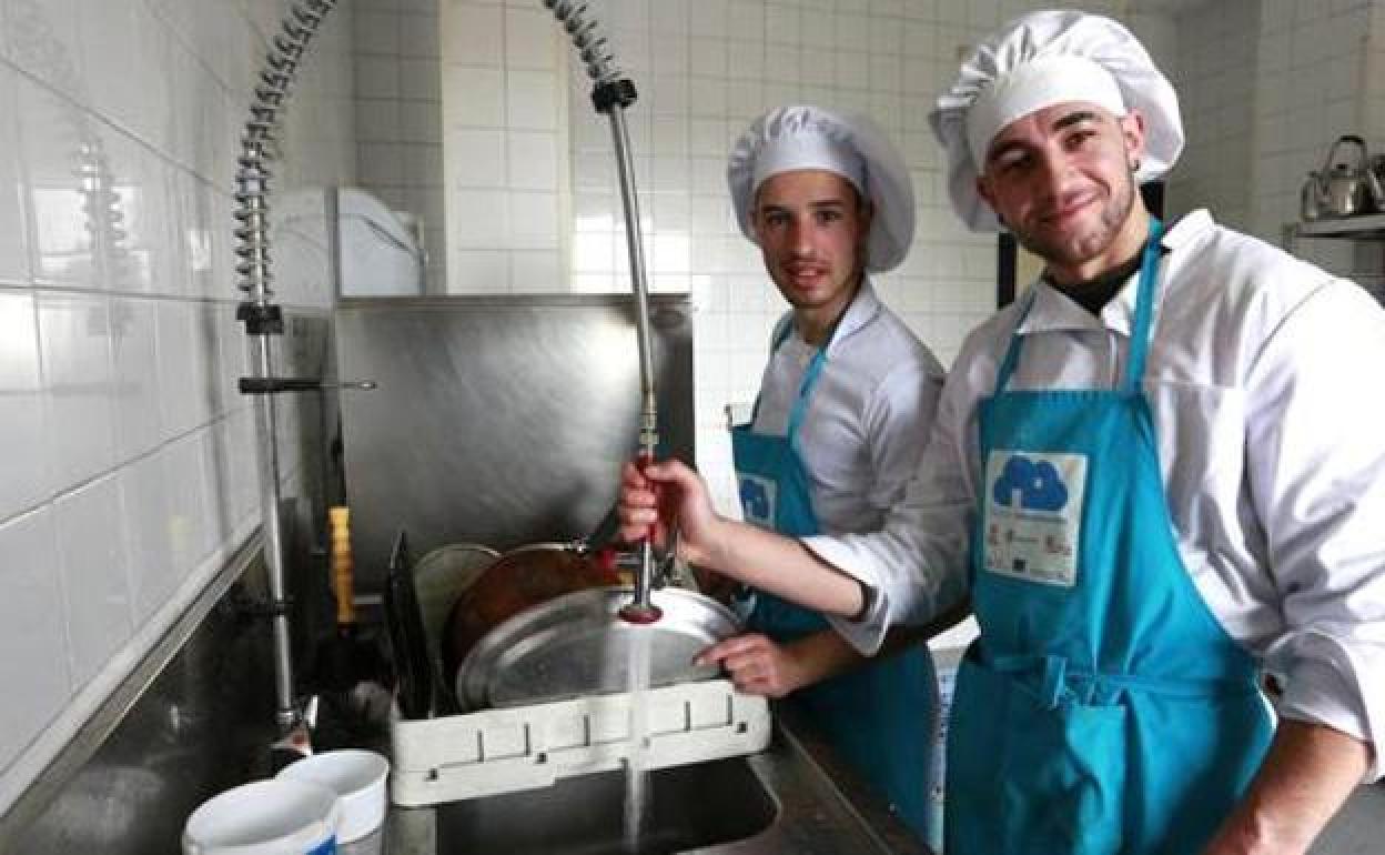 Trabajadores en una cocina. 