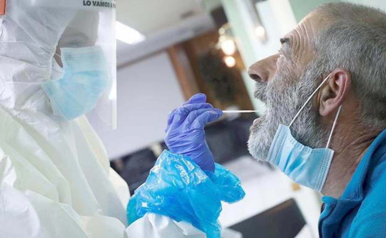 Un sanitario realiza una prueba PCR a un posible positivo en covid-19. 