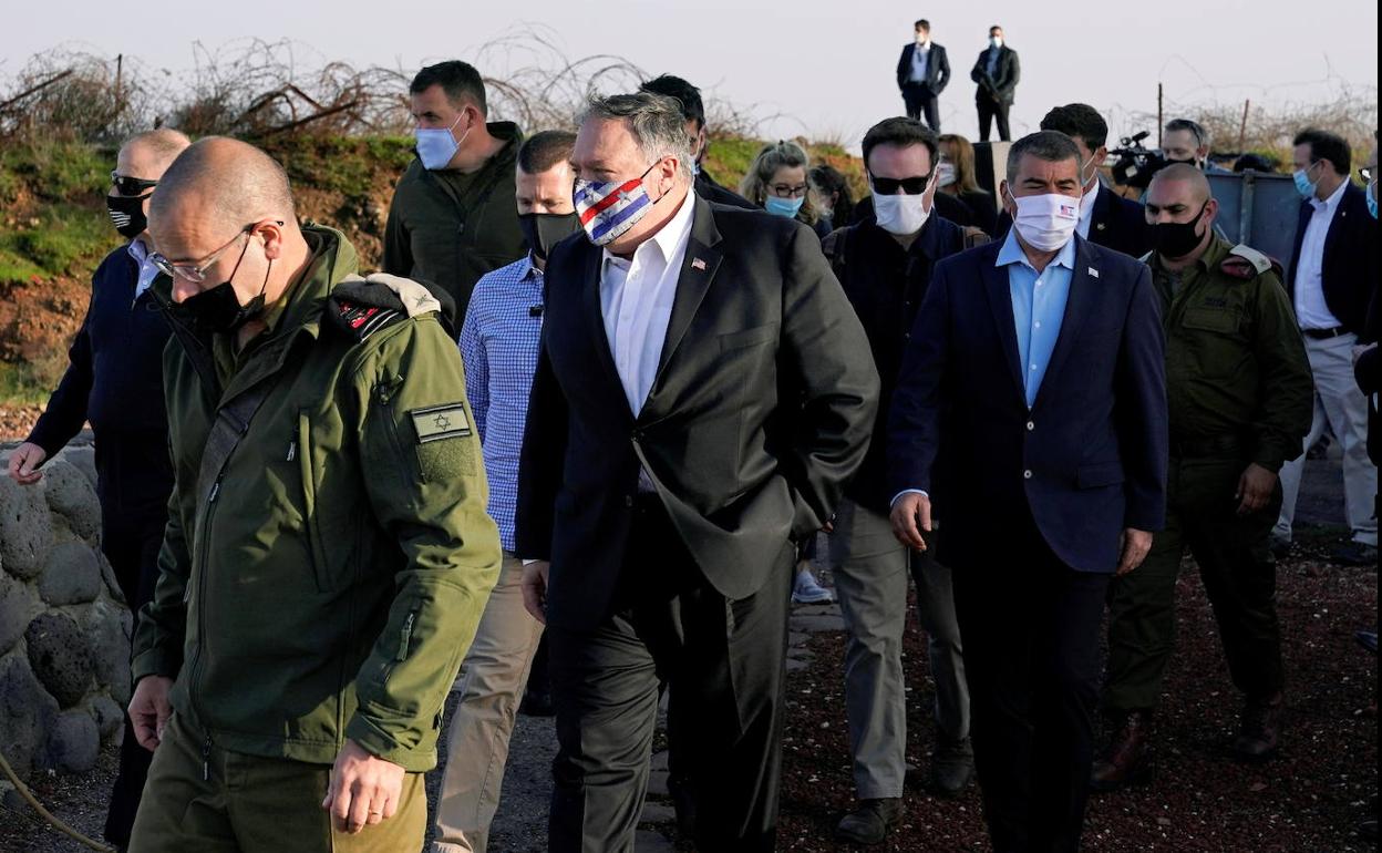 El secretario de Estado de EE UU, Mike Pompeo, acompañado por el ministro de Exteriores israelí, Gabi Ashkenazi, en el monte Bental, en los Altos del Golán. 