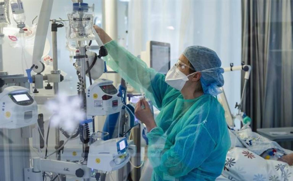 Una profesional en una UCI. 