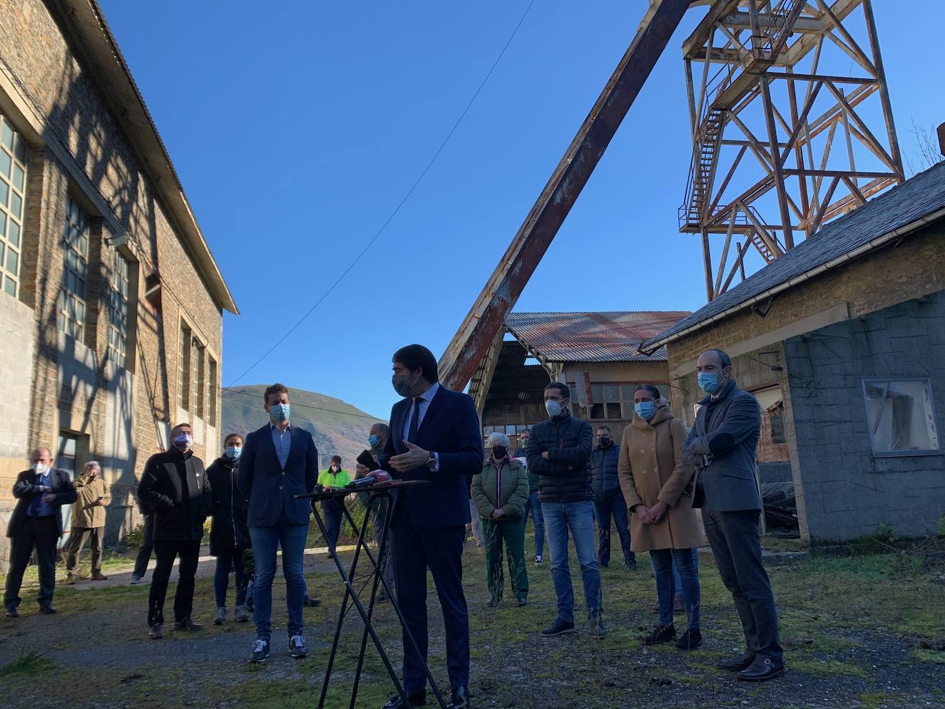 El consejero de Fomento y Medio Ambiente, Juan Carlos Suárez Quiñones, junto al alcalde de Villablino (León), Mario Rivas (D), durante la visita al pozo María en Caboalles de Abajo. 