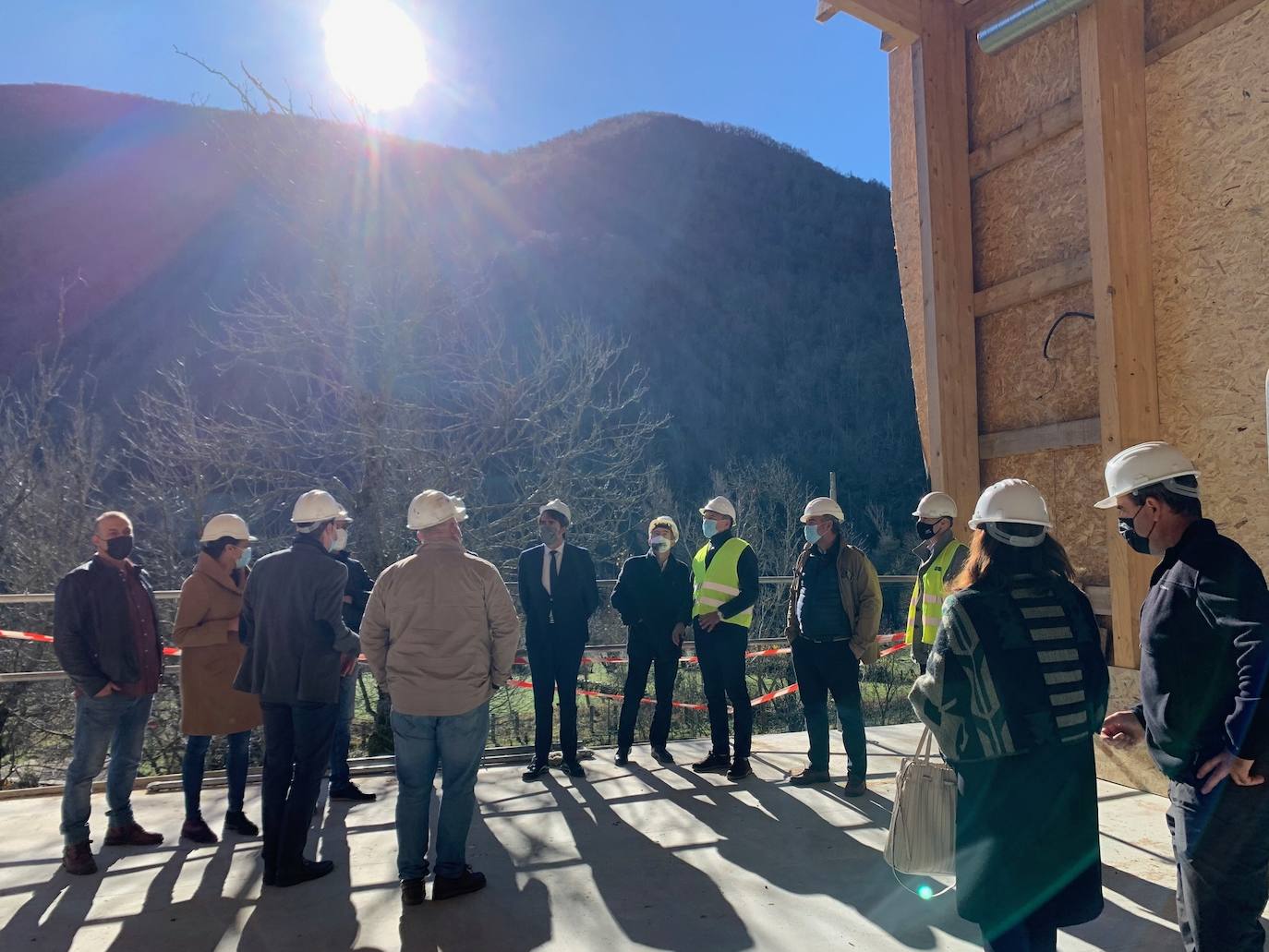 El consejero de Fomento y Medio Ambiente, Juan Carlos Suárez Quiñones, junto al alcalde de Villablino (León), Mario Rivas (D), durante la visita al pozo María en Caboalles de Abajo. 