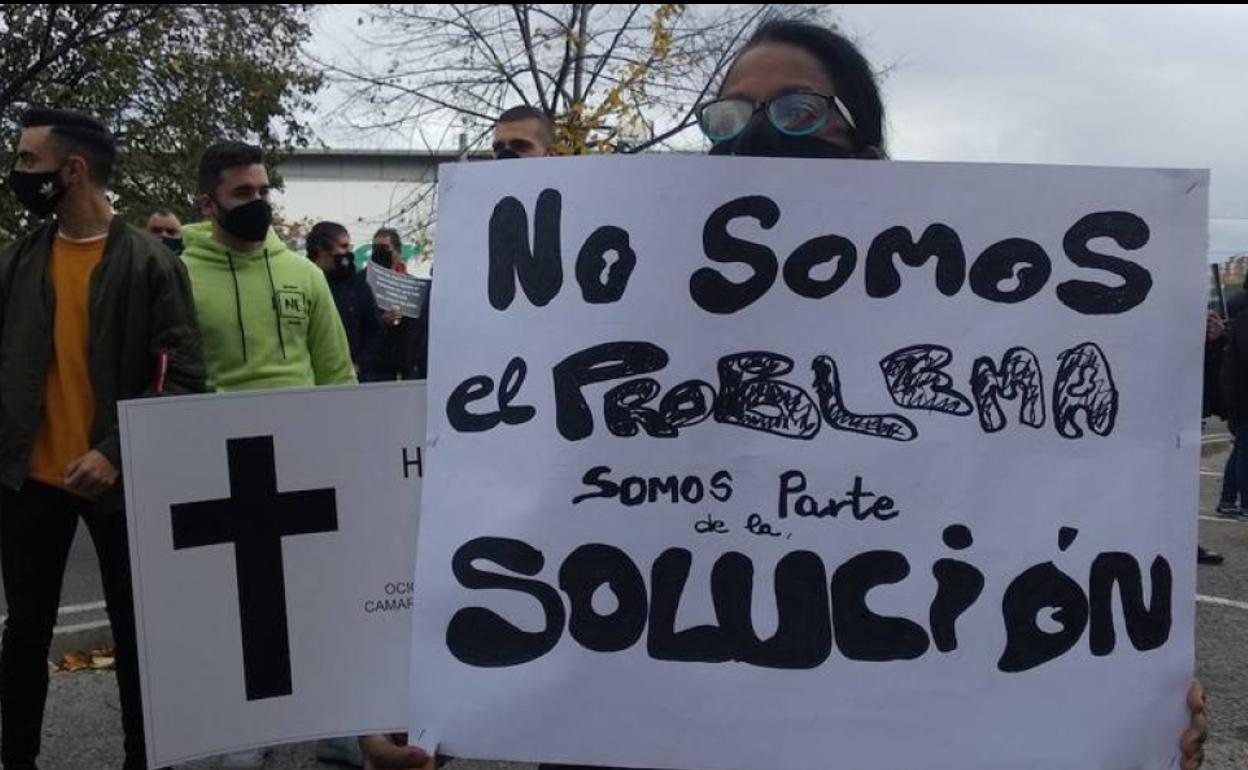 Imagen de una de las protestas de los hosteleros frente a la sede de la Junta en Ponferrada.