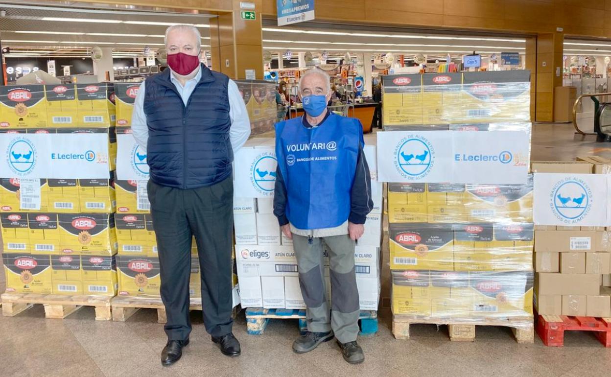 Un instante de la entrega de alimentos por parte de E.leclerc.