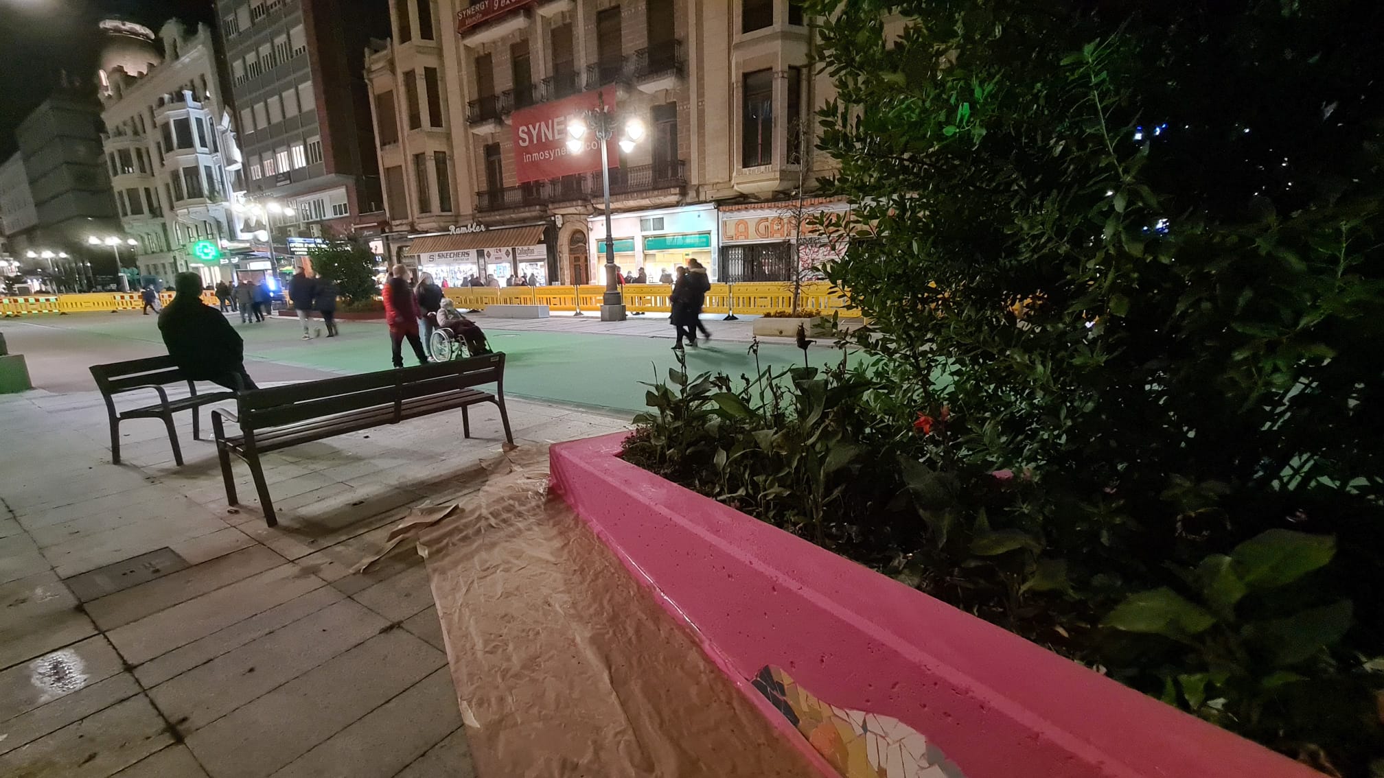 Los leoneses se lanzan por sorpresa a la conquista de Ordoño II y estrenan el nuevo vial peatonal. Decenas de personas 'conquistan' el centro de la calzada pese a que el diseño urbano y peatonal del mismo aún no se encuentra finalizado. 