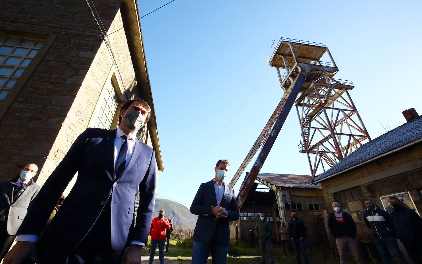 El consejero de Fomento y Medio Ambiente, Juan Carlos Suárez Quiñones, junto al alcalde de Villablino (León), Mario Rivas (D), durante la visita al pozo María en Caboalles de Abajo. 