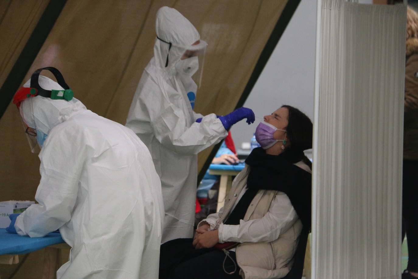 Miles de universitarios participan en el cribado masivo de la ULE en Vegazana.