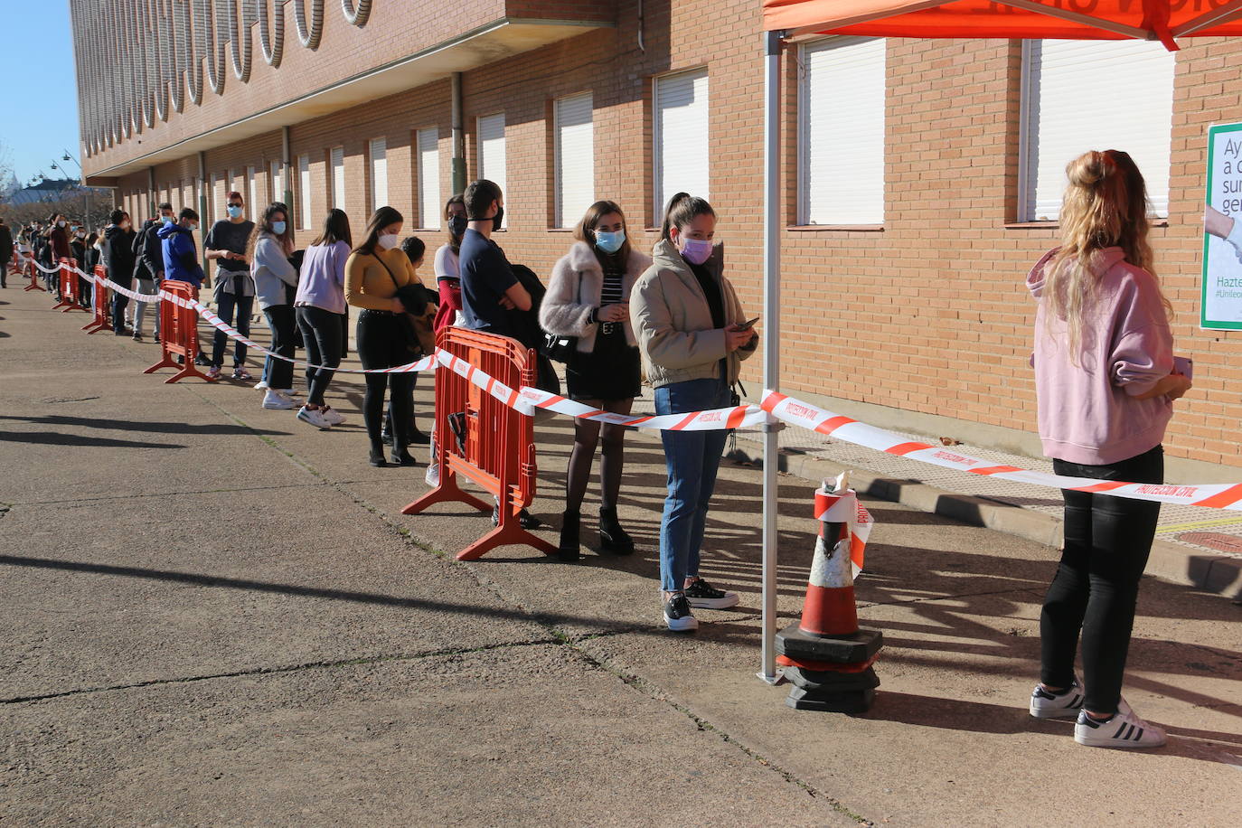 Miles de universitarios participan en el cribado masivo de la ULE en Vegazana.