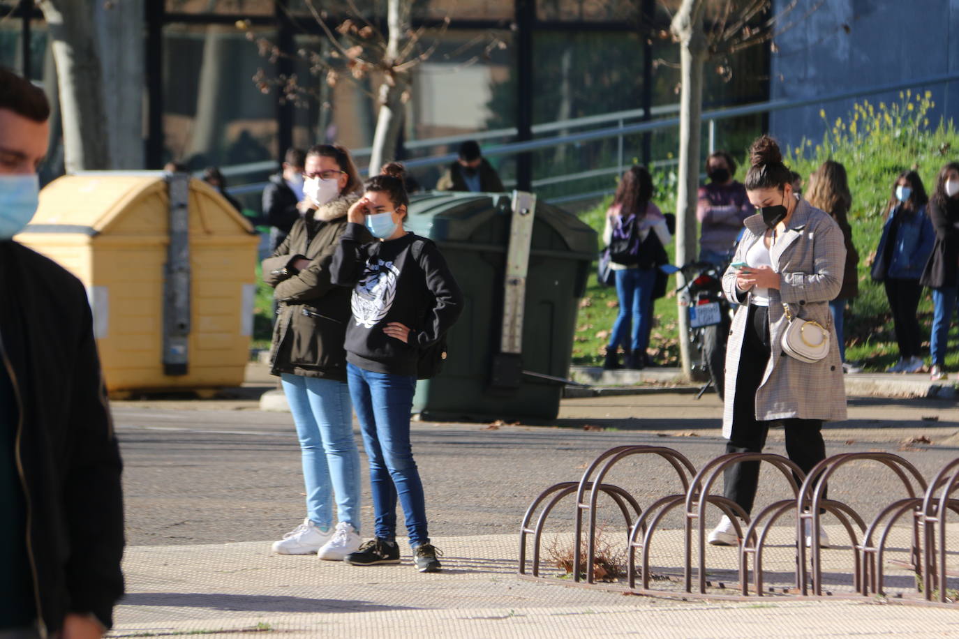 Miles de universitarios participan en el cribado masivo de la ULE en Vegazana.