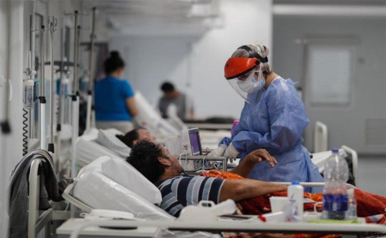 Un médico atiende a un paciente con coronavirus.