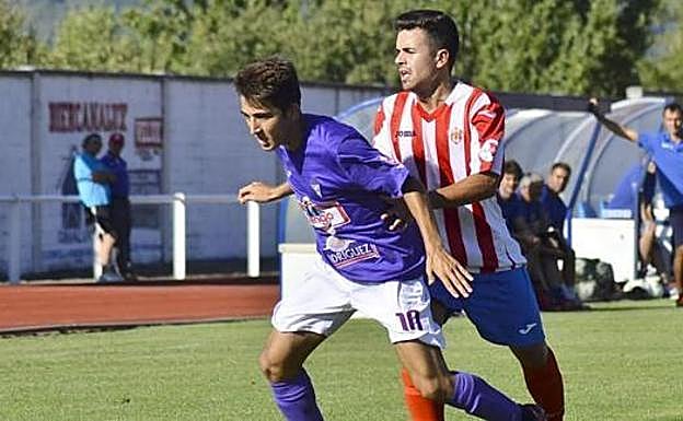 Jugada de un partido entre La Bañeza y el Atlético Bembibre. 
