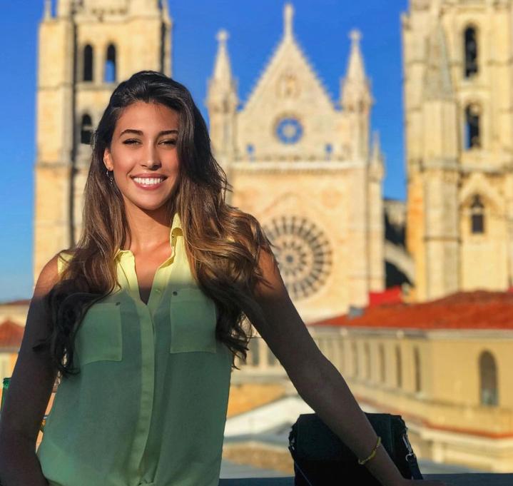 La joven de 27 años se hacía este sábado con la corona del certamen que elige a la mujer más bella del país y que la llevará a representar a España en el próximo Miss Universo.