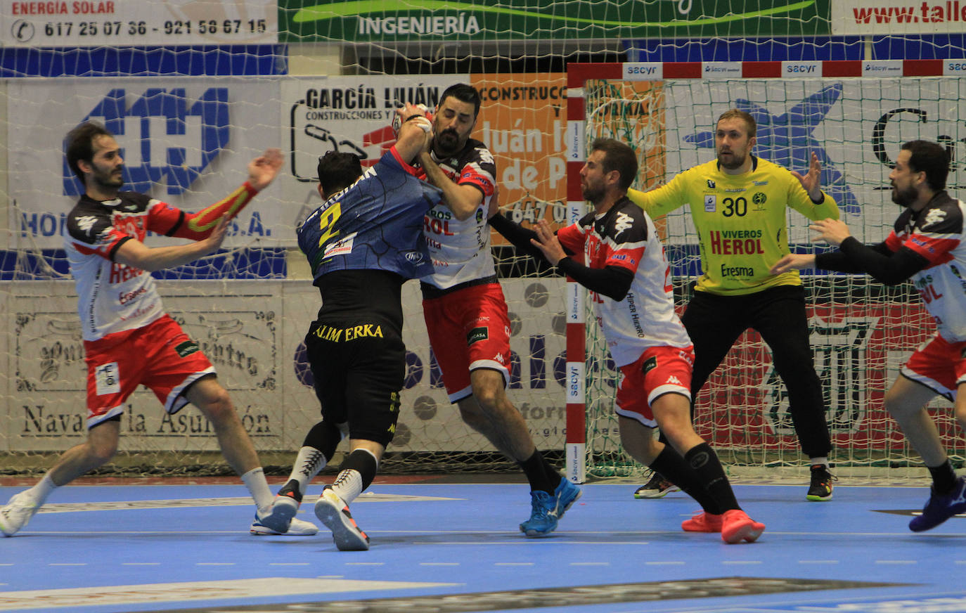 El conjunto leonés pasa por encima del Balonmano Nava en una nueva victoria.