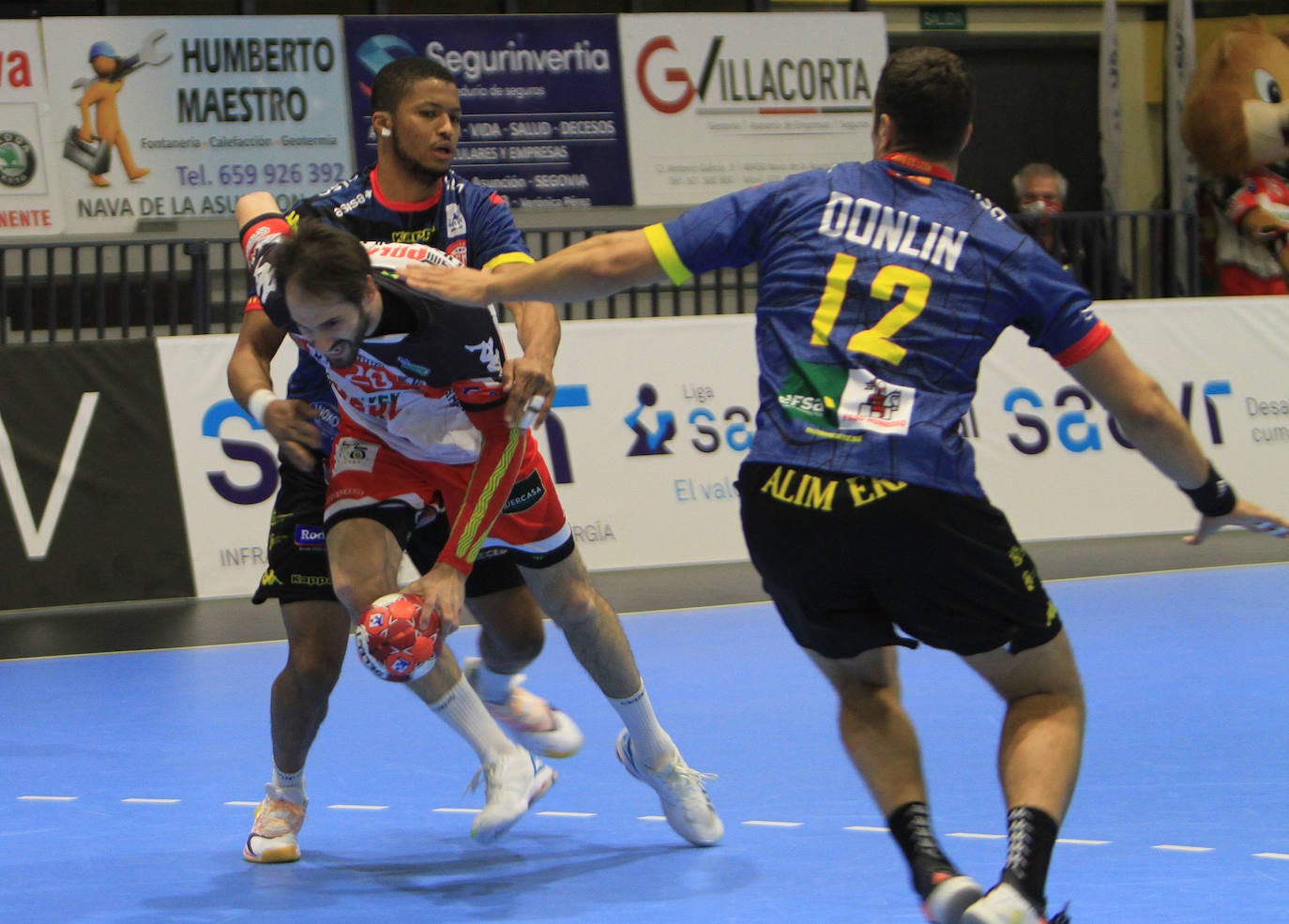El conjunto leonés pasa por encima del Balonmano Nava en una nueva victoria.