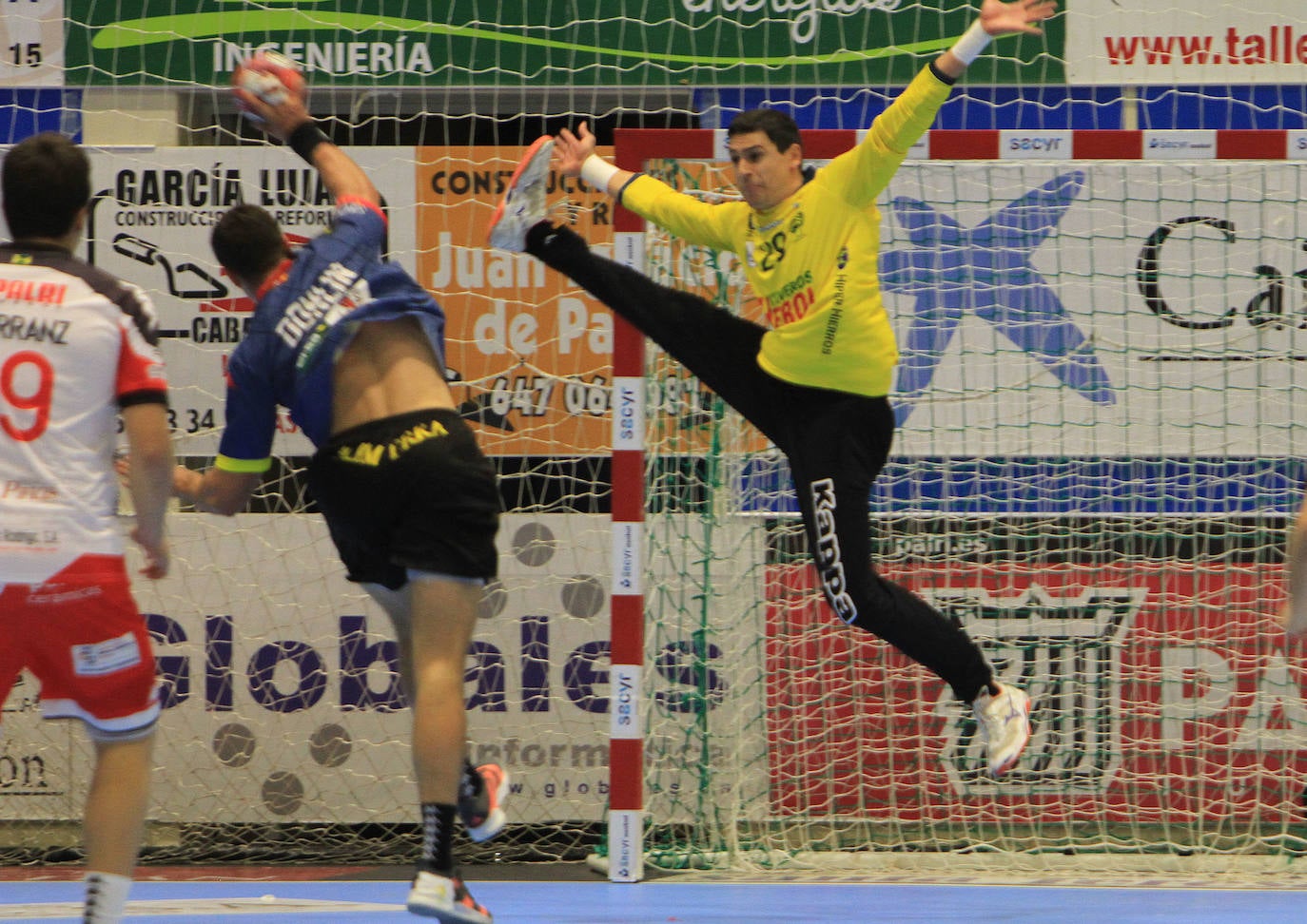 El conjunto leonés pasa por encima del Balonmano Nava en una nueva victoria.